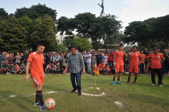 Keakraban Djarot main bola bersama Persija