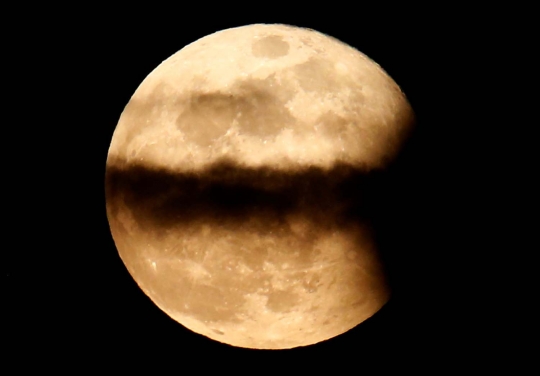 Keindahan fenomena Pink Moon di langit Makedonia