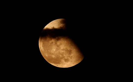 Keindahan fenomena Pink Moon di langit Makedonia