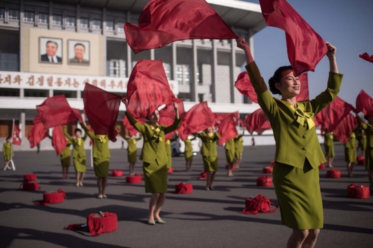 Intip persiapan penari cantik Korut jelang parade HUT Kim Il Sung