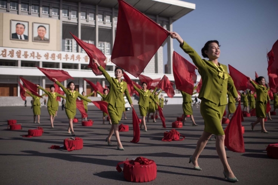 Intip persiapan penari cantik Korut jelang parade HUT Kim Il Sung