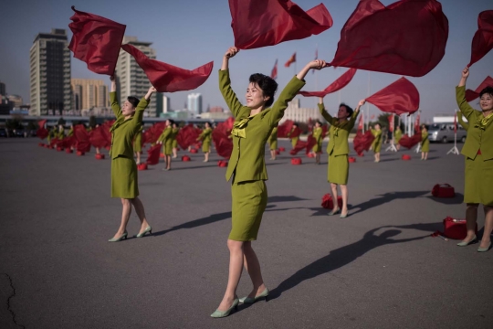 Intip persiapan penari cantik Korut jelang parade HUT Kim Il Sung