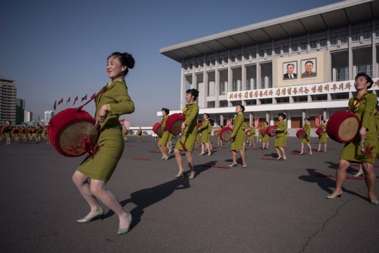 Intip persiapan penari cantik Korut jelang parade HUT Kim Il Sung