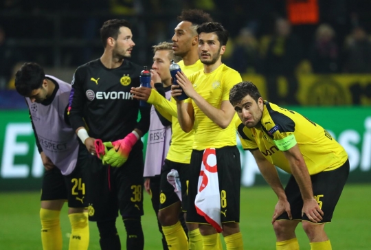 Wajah lesu pemain Borussia Dortmund usai dikalahkan AS Monaco