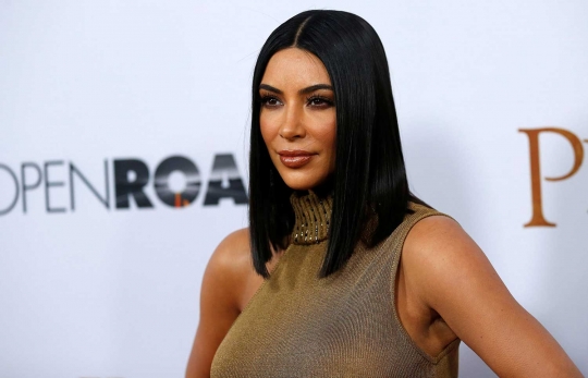Pose seksi Kim Kardashian dalam gaun emas di pemutaran 'The Promise'