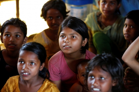 Potret prihatin anak Rohingya belajar di gubuk berdinding terpal