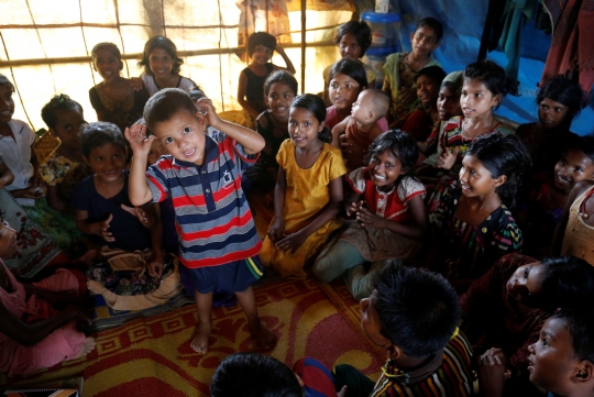 Potret prihatin anak Rohingya belajar di gubuk berdinding terpal