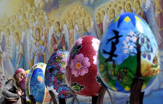Warna-warni telur raksasa sambut perayaan Paskah di Ukraina