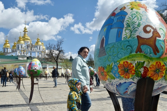Warna-warni telur raksasa sambut perayaan Paskah di Ukraina