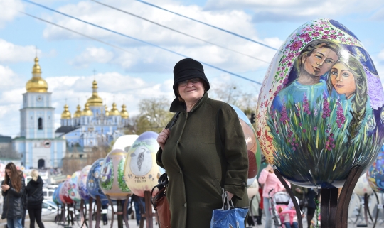 Warna-warni telur raksasa sambut perayaan Paskah di Ukraina