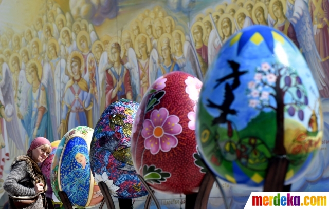 Foto Warna warni telur  raksasa sambut perayaan Paskah  di 