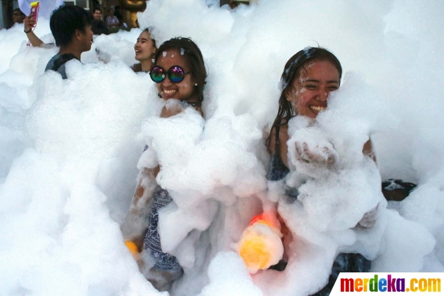 Foto : Keseruan wanita Thailand mandi busa di Festival ...