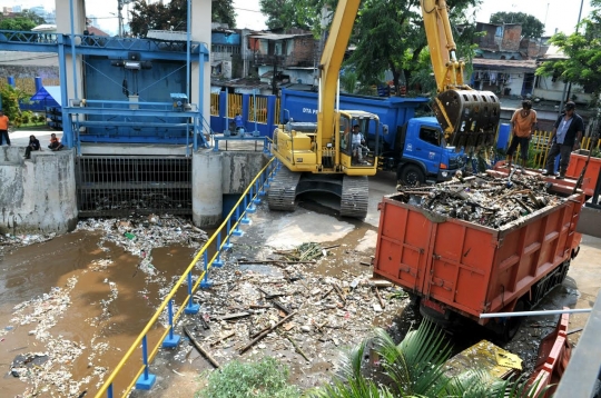 Debit air meningkat, sampah menumpuk di Pintu Air Manggarai
