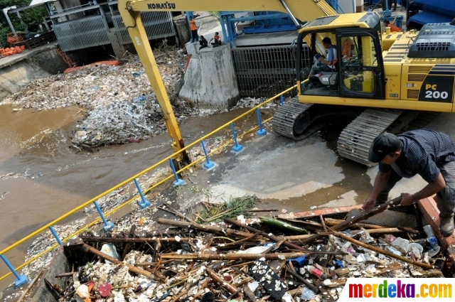 Foto Debit air meningkat sampah menumpuk di Pintu Air 