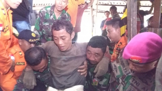 Momen haru evakuasi 13 pekerja tambang terjebak longsor di Minahasa