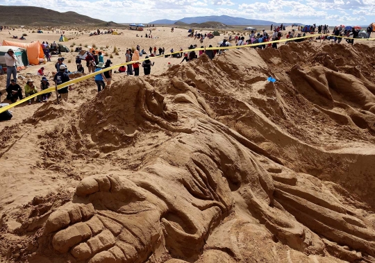 Pekan Paskah, ratusan seniman bikin ukiran Yesus di pantai Bolivia