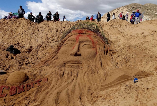 Pekan Paskah, ratusan seniman bikin ukiran Yesus di pantai Bolivia
