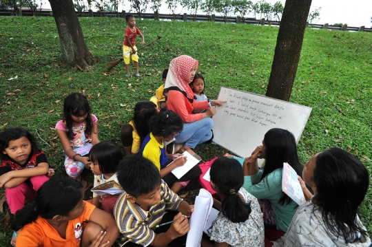 Potret anak-anak jalanan belajar di pinggir Tol Jagorawi