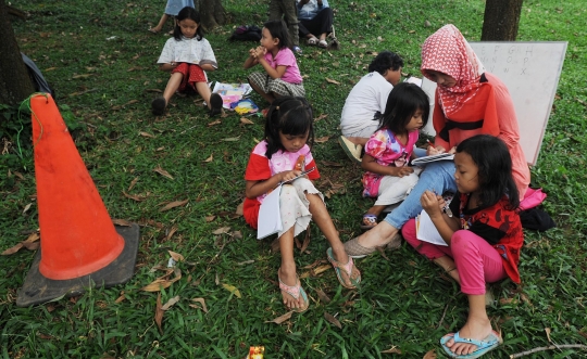 Potret anak-anak jalanan belajar di pinggir Tol Jagorawi