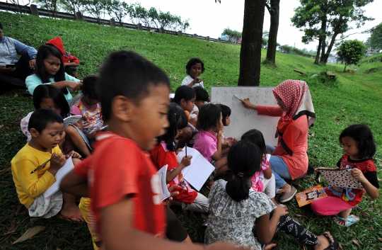 Potret anak-anak jalanan belajar di pinggir Tol Jagorawi