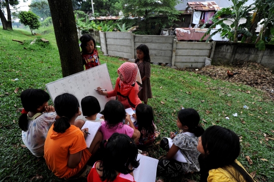 Potret anak-anak jalanan belajar di pinggir Tol Jagorawi