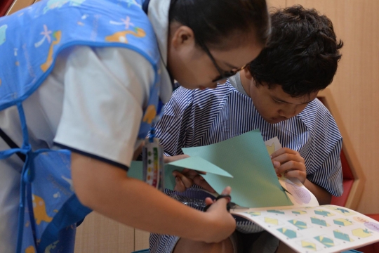 Paskah, pasien anak di RS Siloam dapat hadiah buku