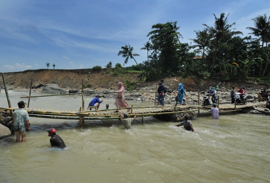 Jembatan bambu darurat jadi andalan warga Jonggol seberangi sungai