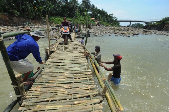 Jembatan bambu darurat jadi andalan warga Jonggol seberangi sungai