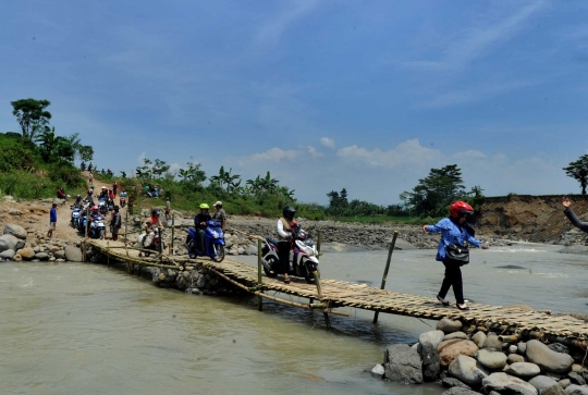 Jembatan bambu darurat jadi andalan warga Jonggol seberangi sungai