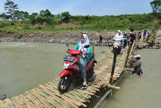 Jembatan bambu darurat jadi andalan warga Jonggol seberangi sungai