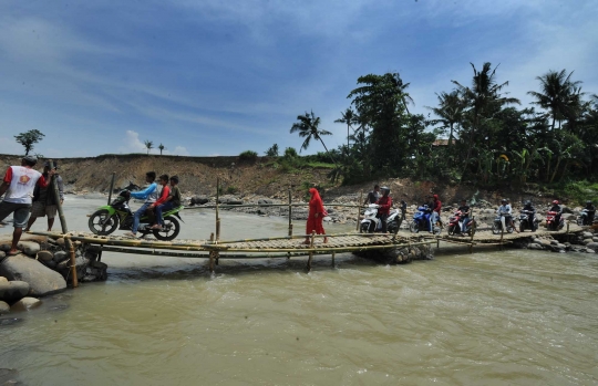 Jembatan bambu darurat jadi andalan warga Jonggol seberangi sungai