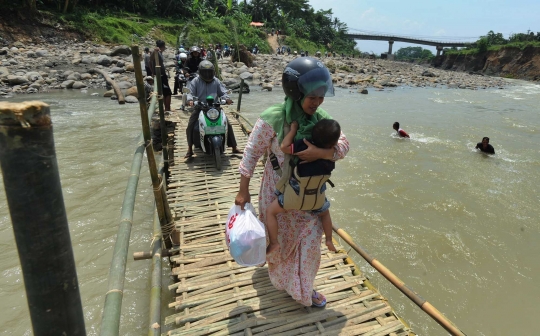 Jembatan bambu darurat jadi andalan warga Jonggol seberangi sungai