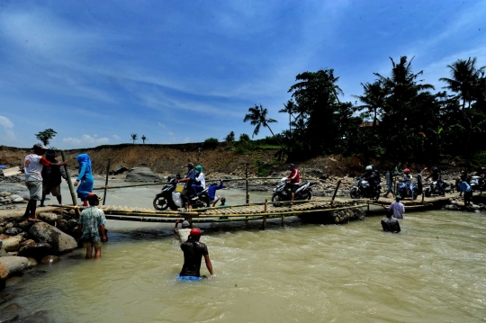 Jembatan bambu darurat jadi andalan warga Jonggol seberangi sungai