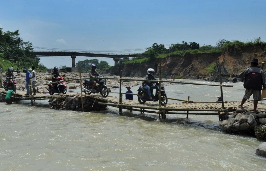 Jembatan bambu darurat jadi andalan warga Jonggol seberangi sungai