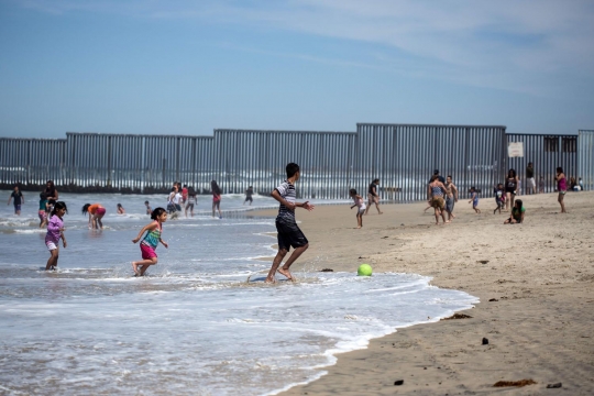 Melihat perbatasan AS-Meksiko di pinggir laut