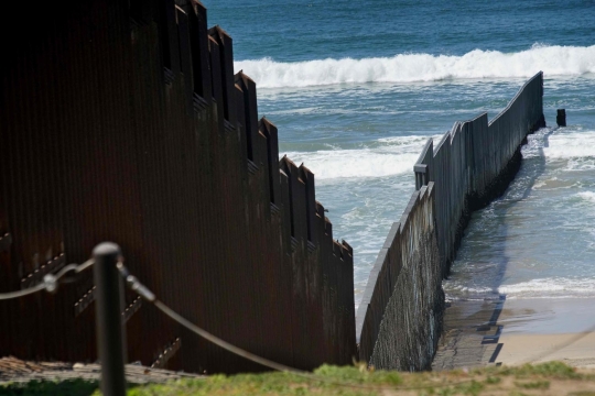 Melihat perbatasan AS-Meksiko di pinggir laut