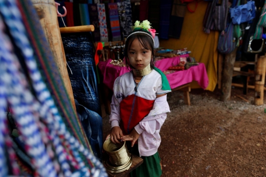 Potret anak Suku Kayan pakai cincin di leher demi predikat cantik