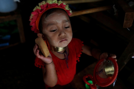 Potret anak Suku Kayan pakai cincin di leher demi predikat cantik