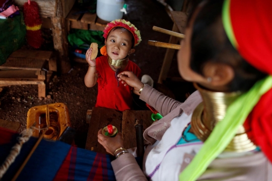 Potret anak Suku Kayan pakai cincin di leher demi predikat cantik