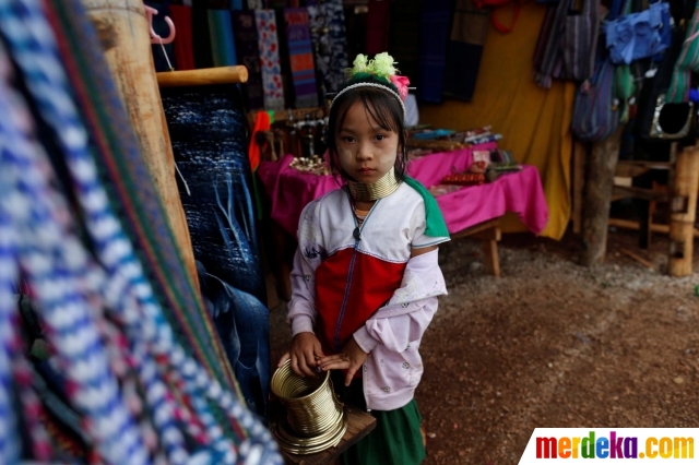 Foto Potret anak Suku Kayan pakai cincin di leher  demi 