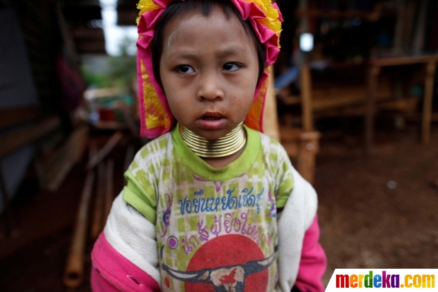 Foto Potret anak  Suku Kayan pakai cincin  di leher demi 