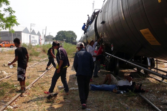 Aksi puluhan imigran gelap bajak kereta barang tujuan AS