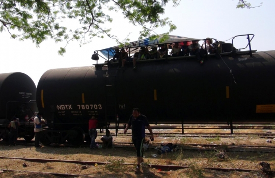 Aksi puluhan imigran gelap bajak kereta barang tujuan AS