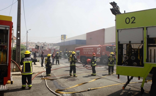 Pesawat jatuh di gudang supermarket, 5 orang tewas