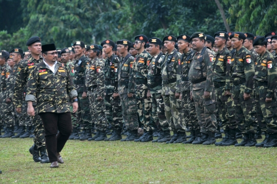 Atraksi anggota Banser Ansor kebal dibacok meriahkan Apel Kebangsaan