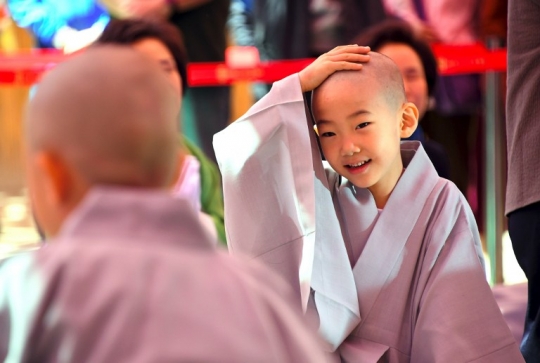 Ekspresi lucu para biksu cilik saat ikut upacara Buddha Monks