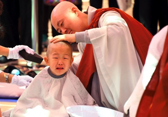 Ekspresi lucu para biksu cilik saat ikut upacara Buddha Monks