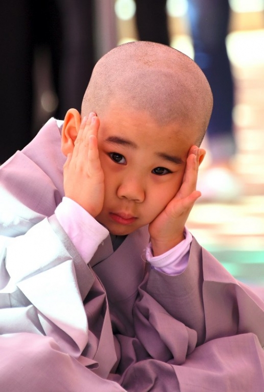 Ekspresi lucu para biksu cilik saat ikut upacara Buddha Monks