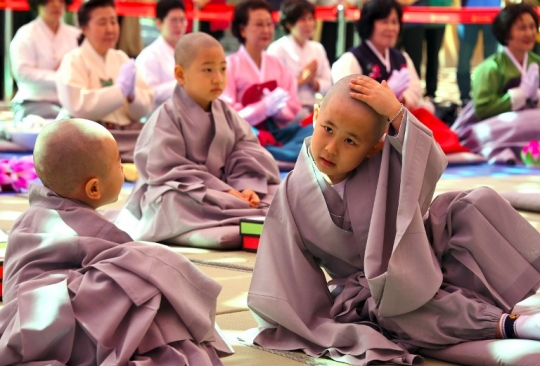 Ekspresi lucu para biksu cilik saat ikut upacara Buddha Monks