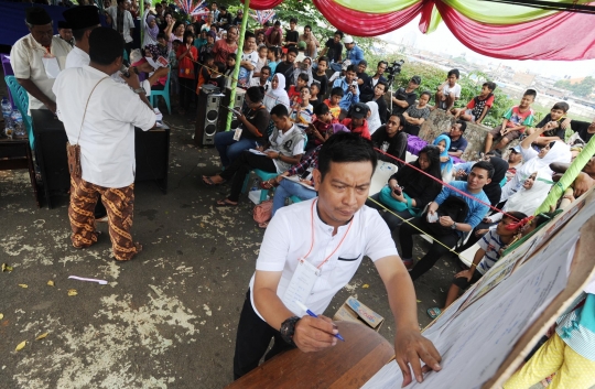 Suasana penghitungan suara di TPS Markas FPI, Anies-Sandi menang